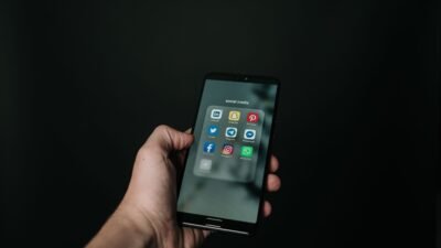Algoritma Media Sosial yang Diam-Diam Merusak Rasa Cukup