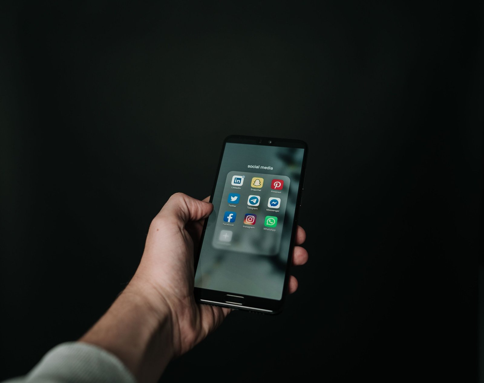 Algoritma Media Sosial yang Diam-Diam Merusak Rasa Cukup (Sumber foto: Magnus Mueller via pexels)