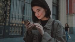Cara Melatih Rasa Cukup Saat Semua Orang Flexing di Timeline (sumber foto: Vova Kras via pexels)