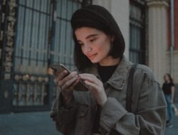Cara Melatih Rasa Cukup Saat Semua Orang Flexing di Timeline