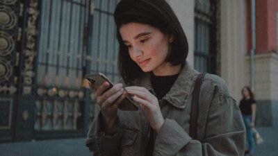 Cara Melatih Rasa Cukup Saat Semua Orang Flexing di Timeline