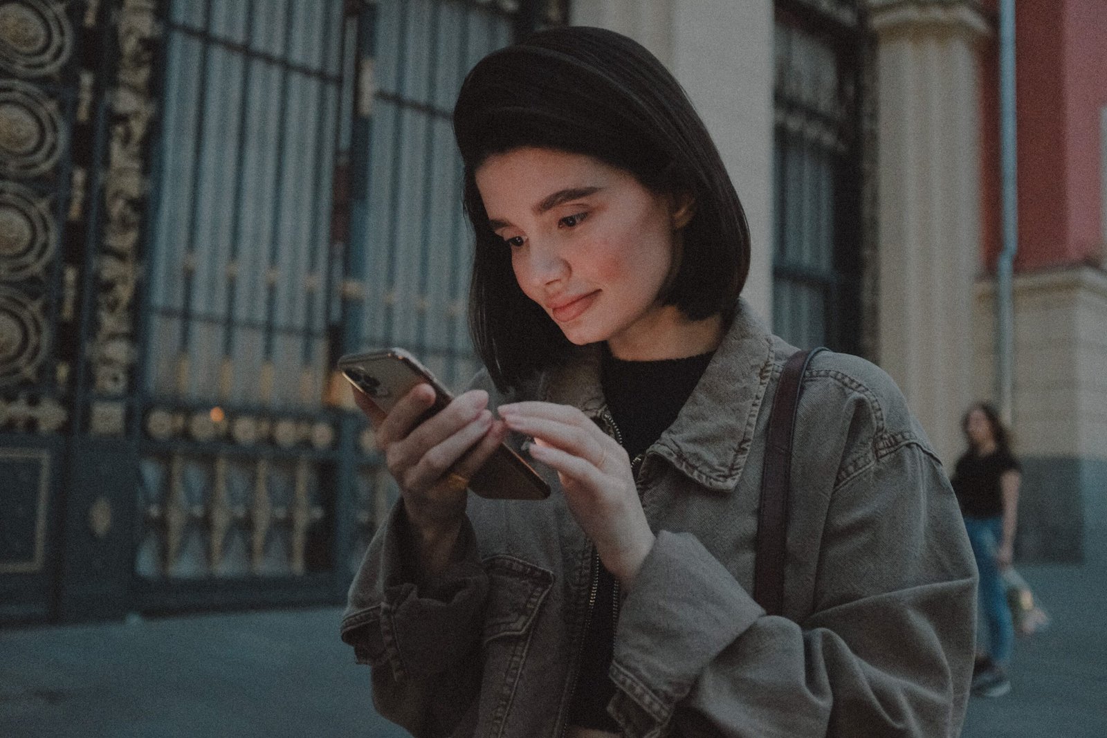 Cara Melatih Rasa Cukup Saat Semua Orang Flexing di Timeline (sumber foto: Vova Kras via pexels)