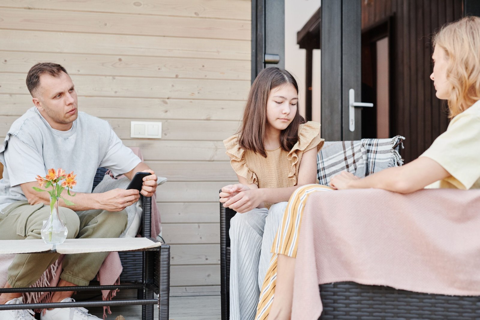 Cara Mendidik Anak Agar Betah di Rumah di Era Gadget (sumber foto: Julia M Cameron via pexels)