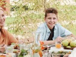 5 Cara Mengajarkan Anak Bersyukur di Era Gadget dan Media Sosial