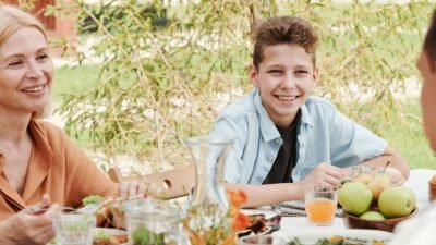 Cara Mengajarkan Anak Bersyukur di Era Gadget dan Media Sosial (sumber foto: Julia M Cameron via pexels)