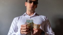 Gaji UMR Tapi Pengen Meabung? Ini Metode 50/30/20 Versi Anak Kos (Sumber foto: Alex Dos Santos via pexels)