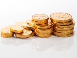 Harga Emas Anjlok 4% Hari Ini, Saatnya Borong atau Tunggu Turun Lagi?