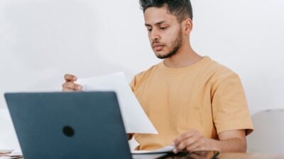 Cemas Terus Padahal Produktif? Kenali High Functioning Anxiety (Sumber foto: Michael Burrows via pexels)