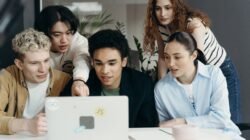 Baru Kerja Tapi Ngerasa Gak Pantes? Kenali Impostor Syndrome yang Sering Nyerang Gen Z (Sumber foto: cottonbro studio via pexels)