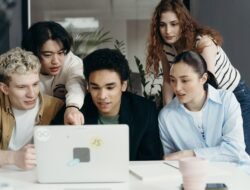 Baru Kerja Tapi Ngerasa Gak Pantes? Kenali Impostor Syndrome yang Sering Nyerang Gen Z
