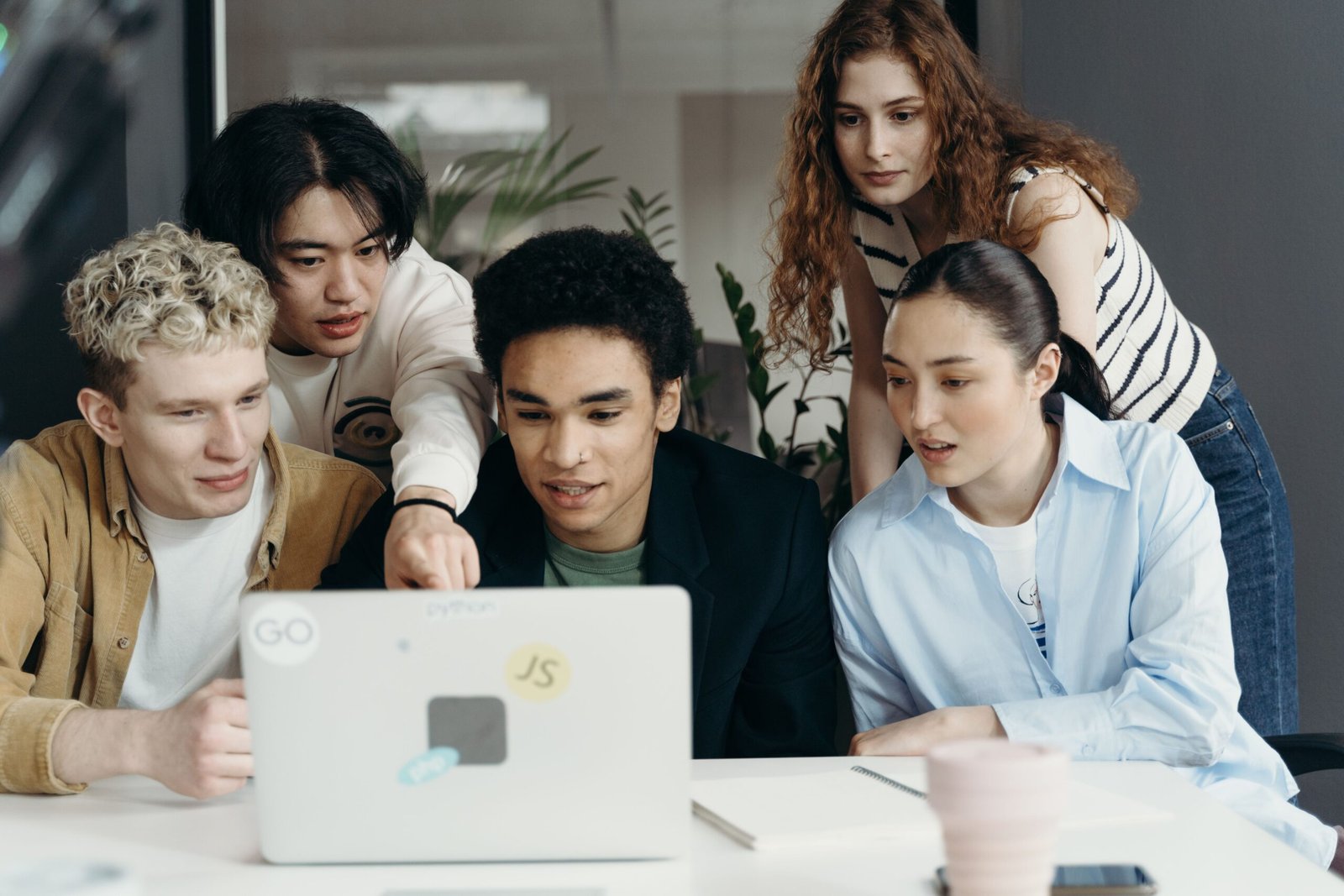 Baru Kerja Tapi Ngerasa Gak Pantes? Kenali Impostor Syndrome yang Sering Nyerang Gen Z (Sumber foto: cottonbro studio via pexels)