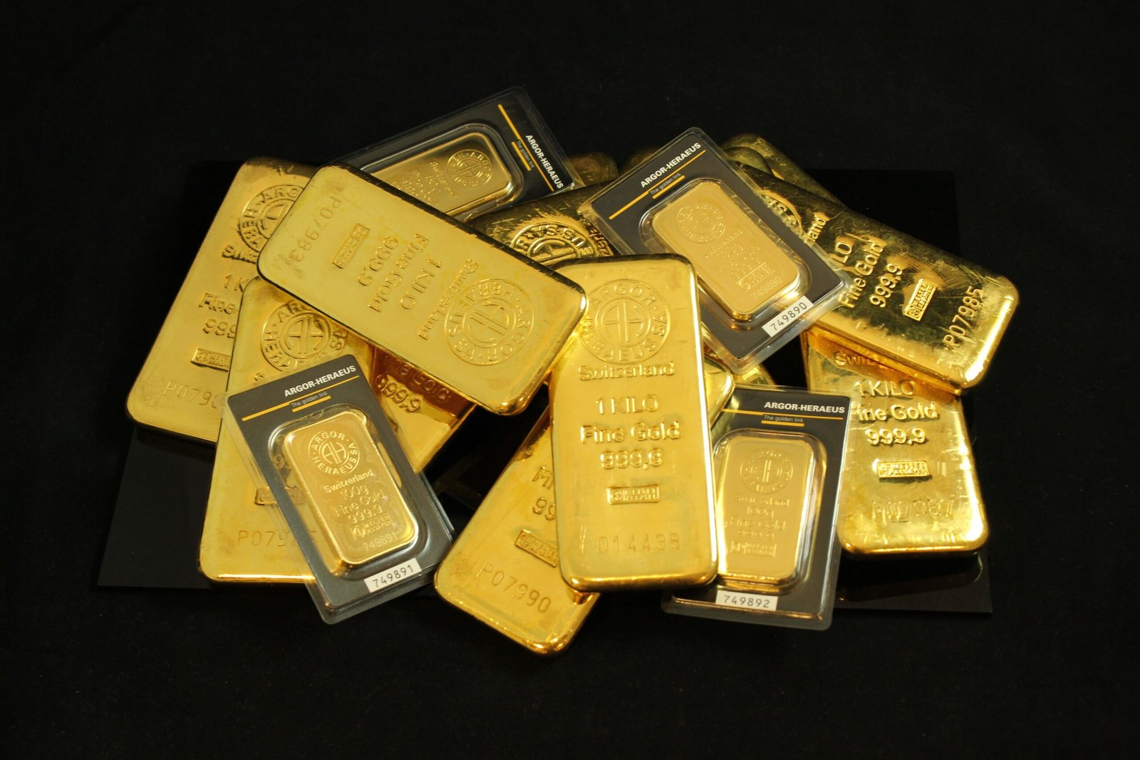 Perbedaan Harga Emas Antam vs UBS
