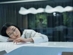 Seni Mengatasi Burnout dan Kelelahan Emosional Saat Bekerja: Strategi Memulihkan Energi dan Ketenangan Batin