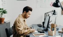 Atasan Tidak Memberi Feedback? 5 Cara Tetap Berkembang di Tempat Kerja yang Minim Arahan (Sumber gambar: cottonbro studio via pexels)