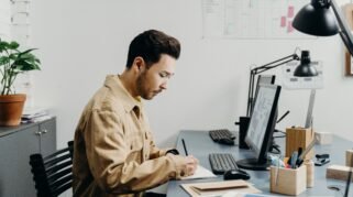 Atasan Tidak Memberi Feedback? 5 Cara Tetap Berkembang di Tempat Kerja yang Minim Arahan (Sumber gambar: cottonbro studio via pexels)