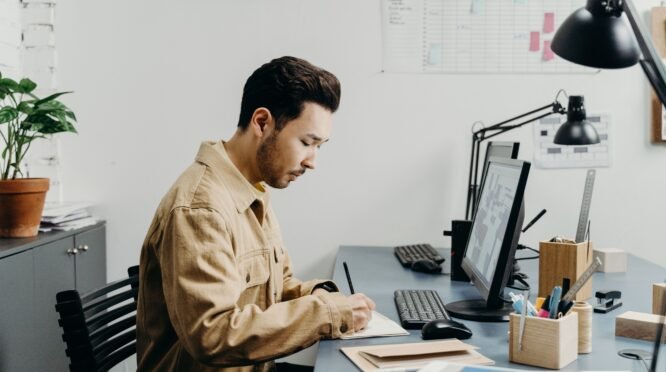 Atasan Tidak Memberi Feedback? 5 Cara Tetap Berkembang di Tempat Kerja yang Minim Arahan (Sumber gambar: cottonbro studio via pexels)
