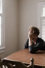 Kenapa Banyak Anak Muda Kena Mid-Twenties Crisis di Usia 25 Tahun (Sumber foto:  Andrew Neel via pexels)