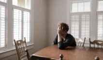 Kenapa Banyak Anak Muda Kena Mid-Twenties Crisis di Usia 25 Tahun (Sumber foto:  Andrew Neel via pexels)
