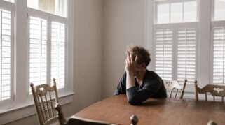 Kenapa Banyak Anak Muda Kena Mid-Twenties Crisis di Usia 25 Tahun (Sumber foto:  Andrew Neel via pexels)