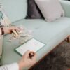 Biaya Hidup vs Gaya Hidup, Bedain Dulu: Kenapa Banyak Orang Sudah Potong Pengeluaran Tapi Tetap Perlu Pekerjaan Sampingan (Sumber gambar: https://kaboompics.com/ via pexels)