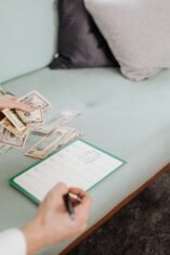 Biaya Hidup vs Gaya Hidup, Bedain Dulu: Kenapa Banyak Orang Sudah Potong Pengeluaran Tapi Tetap Perlu Pekerjaan Sampingan (Sumber gambar: https://kaboompics.com/ via pexels)
