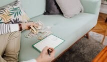 Biaya Hidup vs Gaya Hidup, Bedain Dulu: Kenapa Banyak Orang Sudah Potong Pengeluaran Tapi Tetap Perlu Pekerjaan Sampingan (Sumber gambar: https://kaboompics.com/ via pexels)