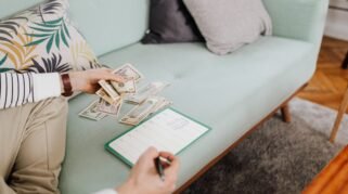 Biaya Hidup vs Gaya Hidup, Bedain Dulu: Kenapa Banyak Orang Sudah Potong Pengeluaran Tapi Tetap Perlu Pekerjaan Sampingan (Sumber gambar: https://kaboompics.com/ via pexels)