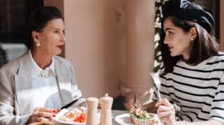 Burnout Karena Menjadi Sandwich Generation: Mengapa Generasi Z Paling Rentan Mengalaminya ( Sumber gambar: cottonbro studio via pexels)