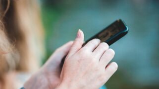 7 Cara Detox Media Sosial Biar Mental Lebih Sehat ( sumber gambar: Erik Mclean via pexels)