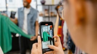 5 Cara Ubah Akun TikTok Sepi Jadi Sumber Penghasilan (Sumber gambar: MART PRODUCTION  via pexels)
