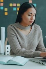 Duduk Seharian di Depan Laptop Bikin Punggung Sakit? Gerakan 5 Menit yang Bisa Dilakukan di Kos (Sumber gambar:  Vitaly Gariev via pexels)