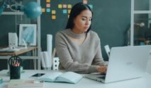 Duduk Seharian di Depan Laptop Bikin Punggung Sakit? Gerakan 5 Menit yang Bisa Dilakukan di Kos (Sumber gambar:  Vitaly Gariev via pexels)