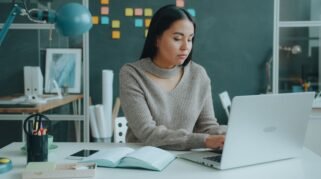 Duduk Seharian di Depan Laptop Bikin Punggung Sakit? Gerakan 5 Menit yang Bisa Dilakukan di Kos (Sumber gambar:  Vitaly Gariev via pexels)