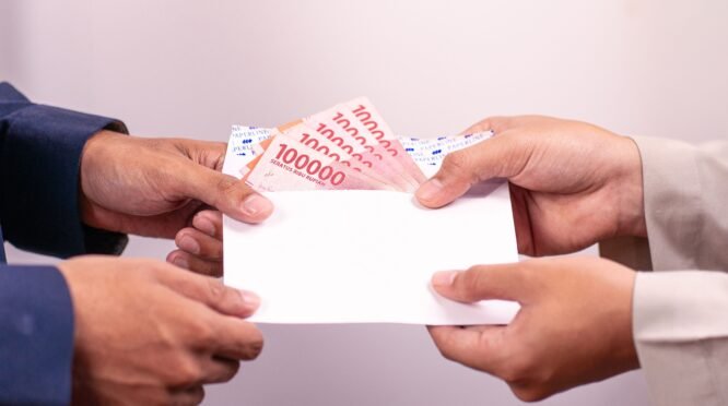 Gaji Pertama Kecil, Harus Bertahan atau Resign? 5 Cara Membaca Peluang Karir Jangka Panjang (Sumber gambar: Defrino Maasy via pexels)