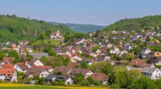 Investasi Properti 2026, Beli Rumah Tapak, Ruko, atau Gudang Logistik? (Sumber gambar:  Thomas P Via pexels)