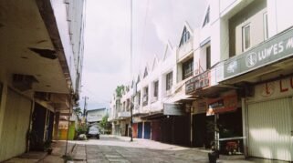 Investasi Tanah vs Rumah vs Ruko: Mana yang Lebih Cocok Untuk Pemula (Sumber foto: Scenehaus Production via pexels)