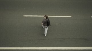 Jalan Kaki 15 Menit Tiap Pagi Keliling Komplek, Dampaknya ke Pola Tidur (Sumber foto:  Germán Latasa via pexels)