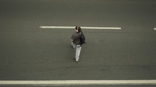 Jalan Kaki 15 Menit Tiap Pagi Keliling Komplek, Dampaknya ke Pola Tidur (Sumber foto:  Germán Latasa via pexels)