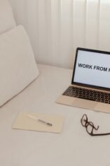 Jam Kerja Fleksibel dan Remote Working, Perusahaan Apa Saja yang Menerapkan di Tahun 2026? (Sumber gambar: Cup of Couple via pexels)
