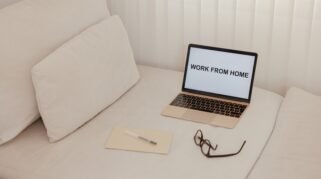Jam Kerja Fleksibel dan Remote Working, Perusahaan Apa Saja yang Menerapkan di Tahun 2026? (Sumber gambar: Cup of Couple via pexels)