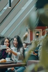 5 Kebiasaan Boros Gen Z yang Bikin Gaji Cepat Habis (Sumber gambar: Vitaly Gariev via pexels)