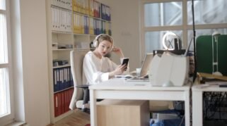 7 Kebiasaan Kecil yang Bikin Hidup Berantakan Tanpa Disadari ( sumber gambar: Andrea Piacquadio  via pexels)