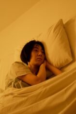 Kenapa Banyak Anak Muda Susah Tidur? Kenali Revenge Bedtime Procrastination (Sumber gambar: cottonbro studiovia pexels)