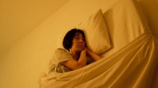 Kenapa Banyak Anak Muda Susah Tidur? Kenali Revenge Bedtime Procrastination (Sumber gambar: cottonbro studiovia pexels)