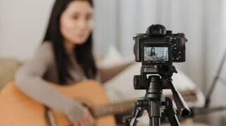 7 Kerja Freelance yang Paling Cocok Untuk Ibu Rumah Tangga Modal HP Dari Rumah (sumber gambar: Pavel Danilyuk via pexels)