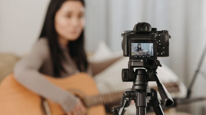 7 Kerja Freelance yang Paling Cocok Untuk Ibu Rumah Tangga Modal HP Dari Rumah (sumber gambar: Pavel Danilyuk via pexels)