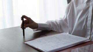 5 Kesalahan di CV yang Bikin Fresh Graduate Melamar ke Mana-mana Tidak Dipanggil (Sumber gambar:  Ron Lach via pexels)