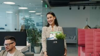 Micro-Retirement, Solusi Gen Z Lawan Budaya Kerja Toksik di Tahun 2026 (Sumber gambar:  Vitaly Gariev via pexels) Vitaly Gariev 