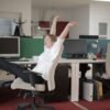 Micro-Workouts 10 Menit: Cara Anak Kantoran Tetap Bugar Tanpa Harus ke Gym (Sumber gambar:  Andrea Piacquadio via pexels)