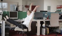 Micro-Workouts 10 Menit: Cara Anak Kantoran Tetap Bugar Tanpa Harus ke Gym (Sumber gambar:  Andrea Piacquadio via pexels)